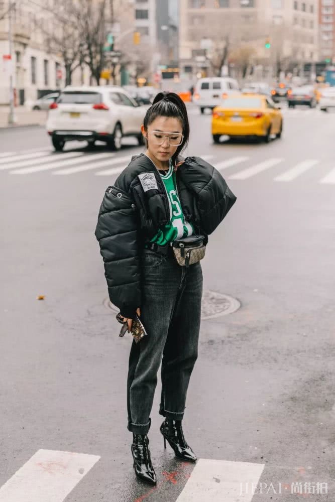卫衣+牛仔裤=在2018秋冬街拍真的时髦炸了