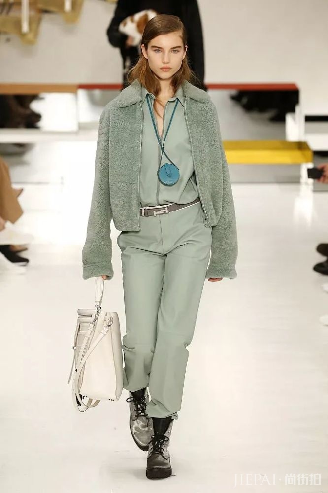 时尚圈的黑科技挂脖包你尝试过吗?