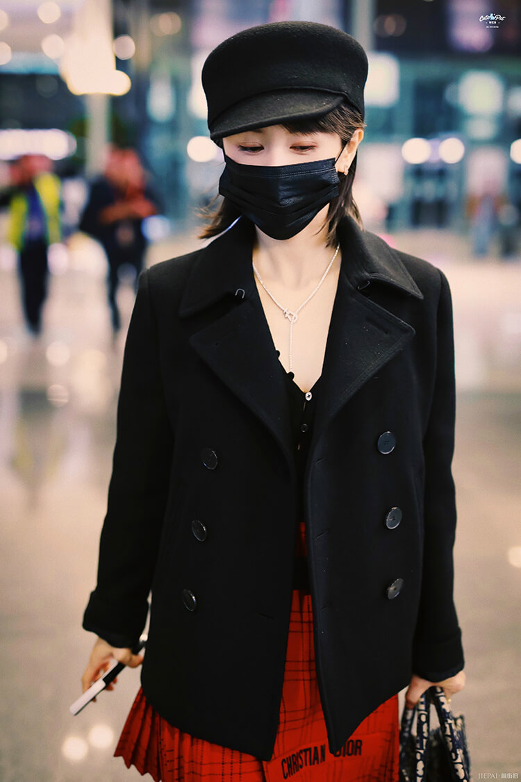 王子文示范矮个子穿搭，机场小红裙甜到炸，菜篮子太抢镜