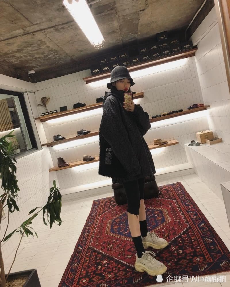 金泫雅晒出一组私服,把裤脚当手套又当腰带,这效果看得头皮发麻