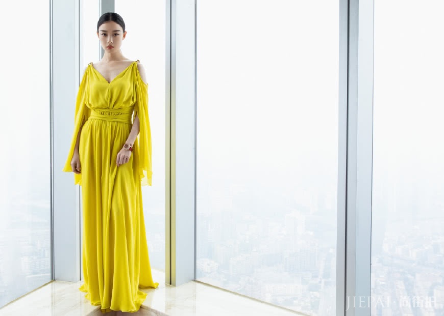 30岁倪妮气质感真好，编发造型西服搭配格子裙穿搭，少女感爆棚