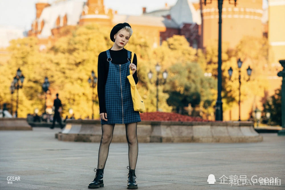 来自俄罗斯时装周的街拍搭配灵感！秋冬季的一抹亮色点缀