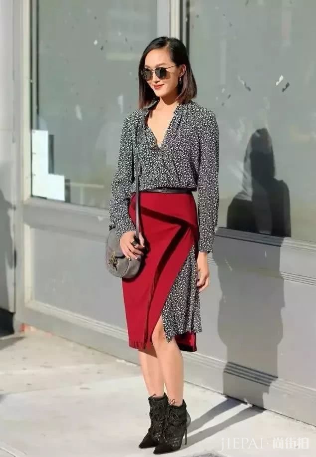 欧美街拍 潮人们秋天最时髦的穿衣打扮方法，那就是裙子叠裙子！