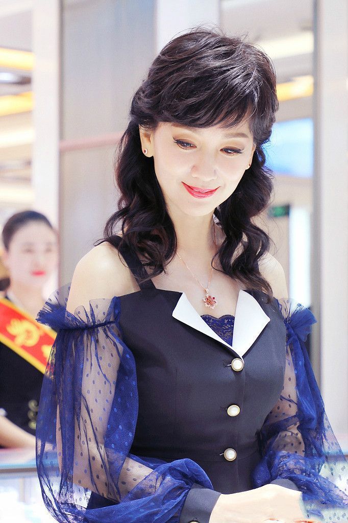 赵雅芝穿衣打扮和小姑娘一般 皮肤紧致,宛如少女