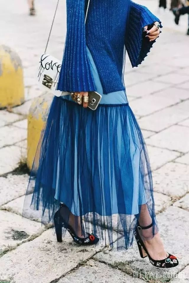 街头潮人告诉你 秋冬季度穿这6条裙子,美过一整年