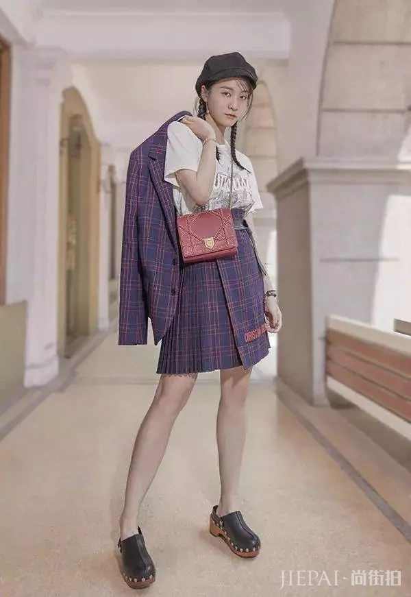 天气渐冷，让我们跟着赵丽颖学习“上厚下薄”穿搭法