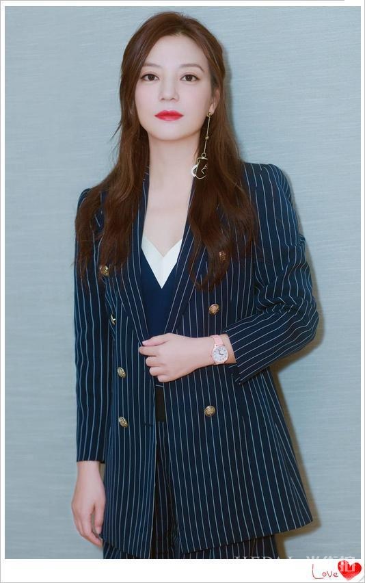 女人过了40岁就不穿格子衫？嫩出天际的赵薇告诉你：不存在的