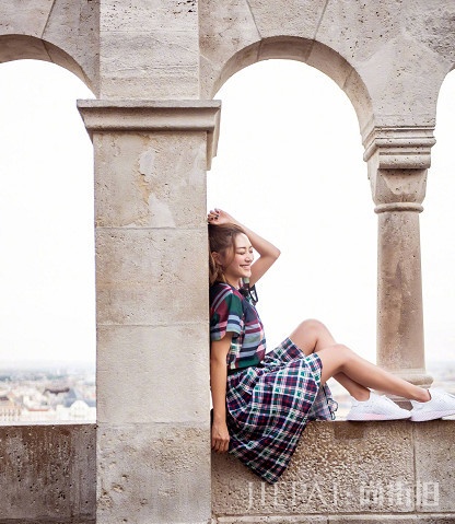 应采儿不愧是辣妈，高马尾+空气刘海装少女，可是真看不出年纪