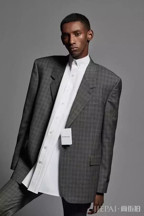 男人30岁穿西装才有范!但西装怎么穿有讲究,如果乱穿就会越穿越老