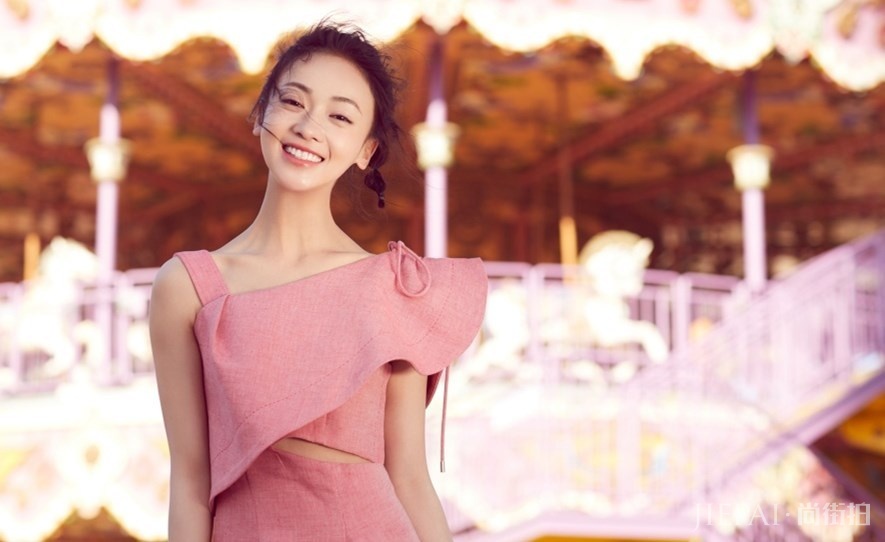 吴谨言的衣品潮炸!明星需要包装!