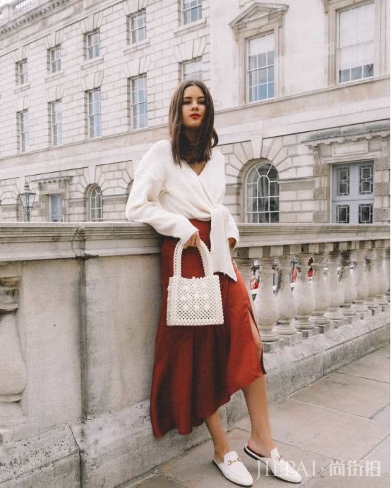 又到了穿毛衣的季节 配上一条半裙让你穿的更好看