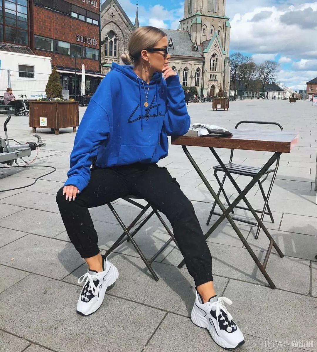 风衣+短裙！学会这几招搭配秋冬照样做腿精！！