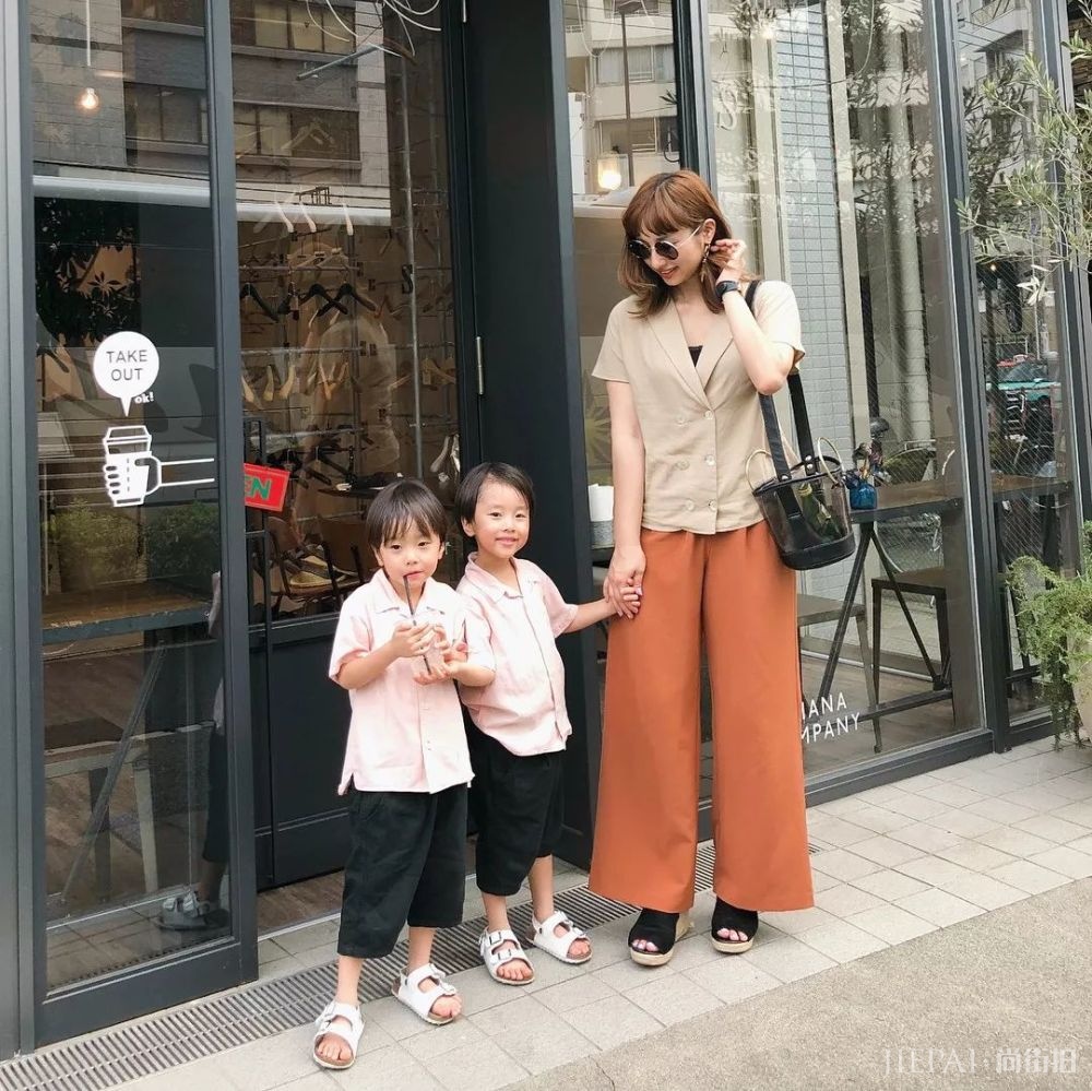 这位日本辣妈和双胞胎萌娃的亲子穿搭太有爱，引无数网友围观