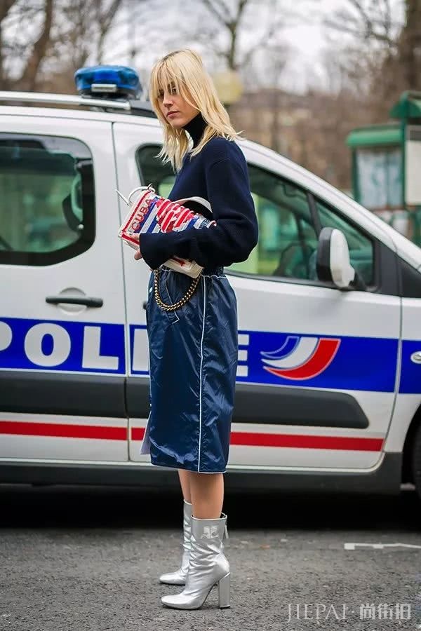 欧美街拍 街头潮人都喜欢上了这款“金银战靴”