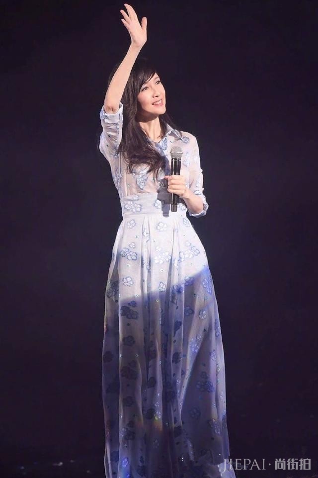 这件抹胸裙让周慧敏一下年轻到20岁，看来会穿衣很重要！