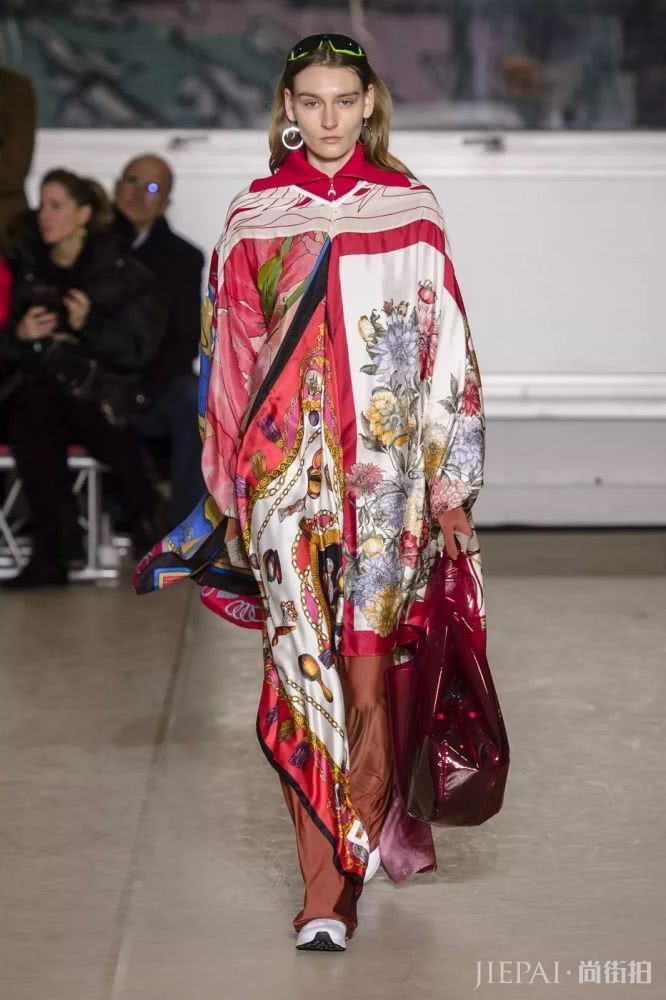 穿衣配丝巾,四两拨千斤 喜欢丝巾的同学来看看这份最全的丝巾搭配攻略吧