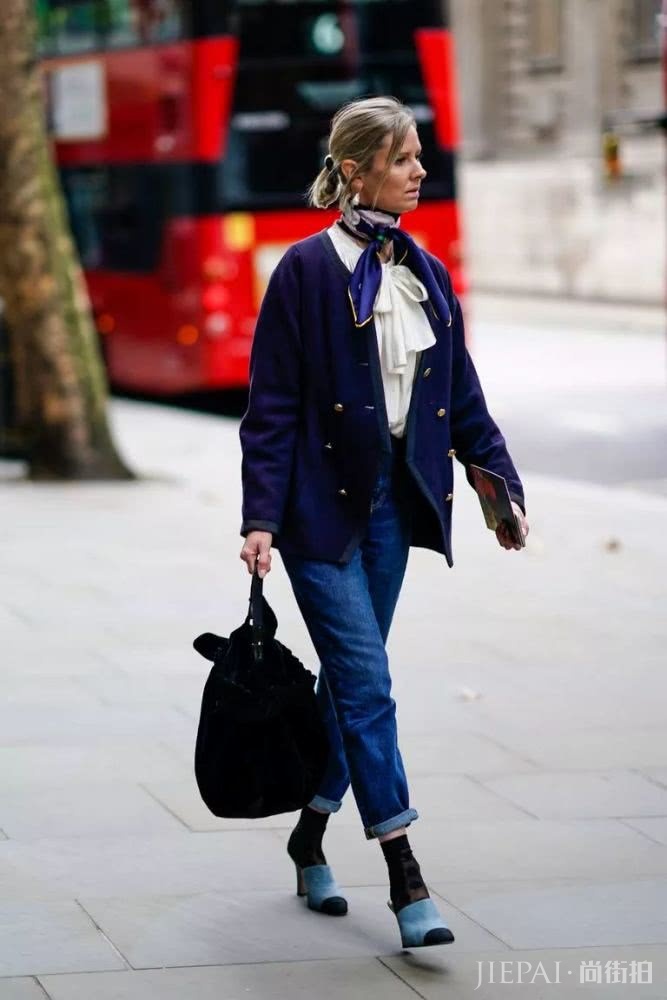 穿衣配丝巾,四两拨千斤 喜欢丝巾的同学来看看这份最全的丝巾搭配攻略吧