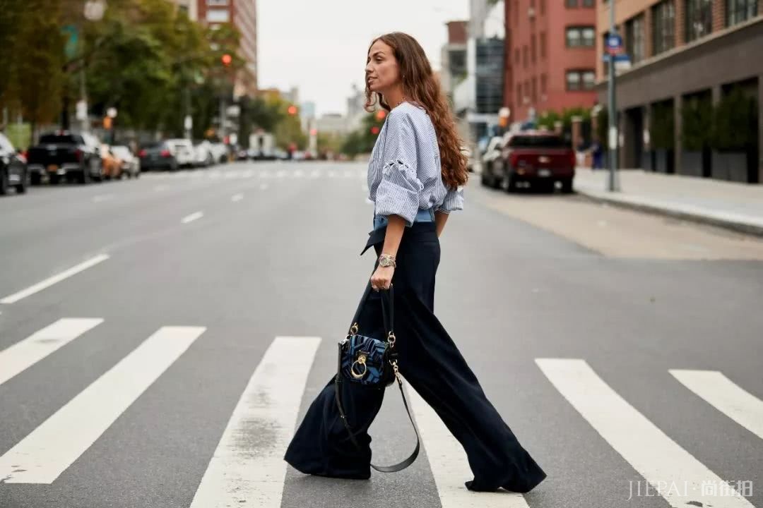 复古风盛行的当下，看欧美明星和街头潮人背这样的包包更出彩