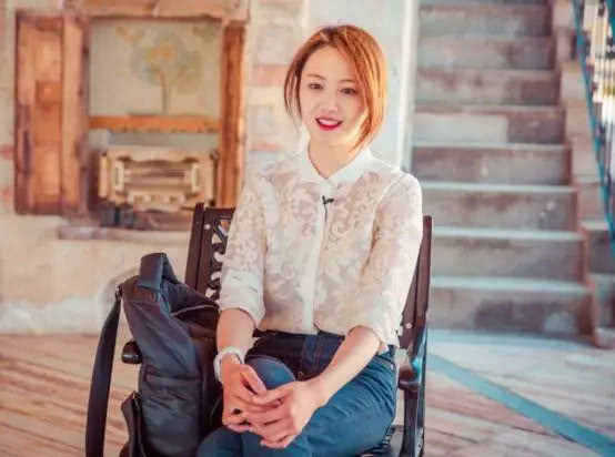 郑爽穿了件普通V领上衣，就轻轻松松上热搜