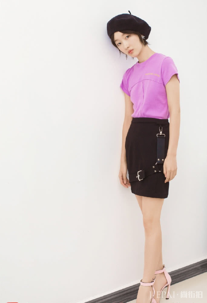 周冬雨穿粉色上衣+黑短裙现身，短发造型俏皮可爱