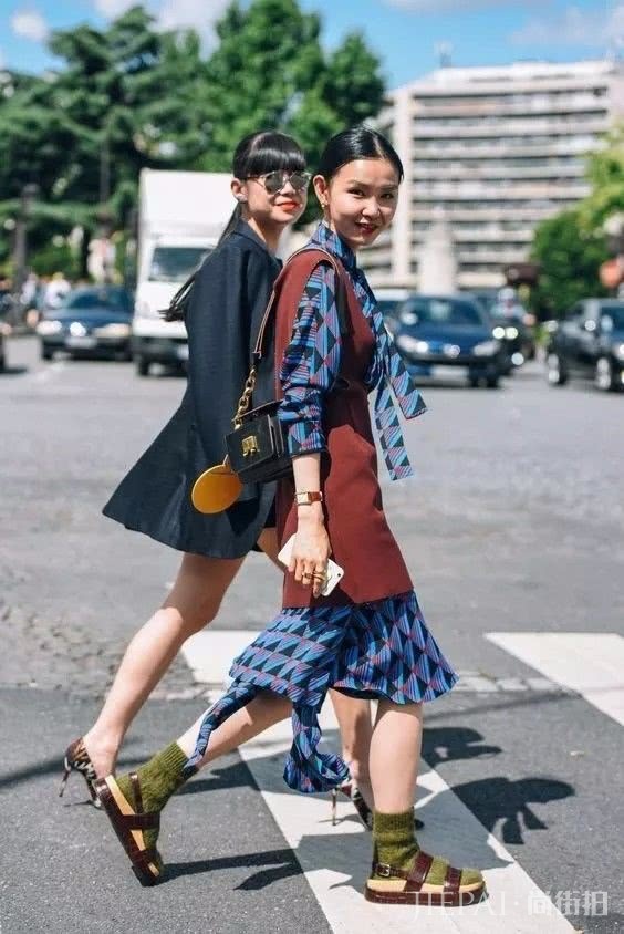 欧美街拍 潮人们秋天最时髦的穿衣打扮方法，那就是裙子叠裙子！