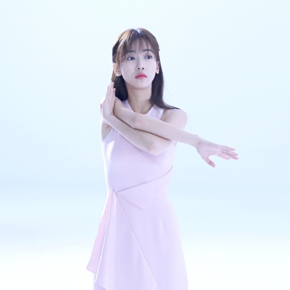 吴谨言衣品大胆  穿件“潜水服”就上台