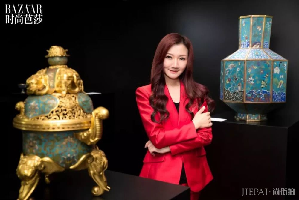 做过签约歌手,也是金鹰十佳主持人,拍卖师金玲的生活是精彩叠加