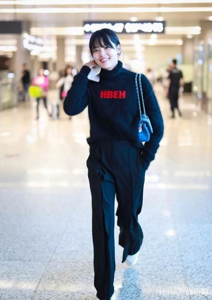 辛芷蕾街拍 非常接地气 素颜出门眉毛都不画！