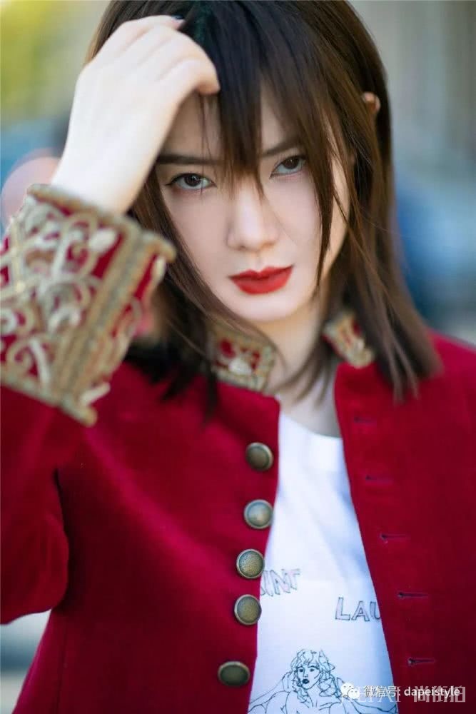 戚薇换新发型,放下刘海秒变“二次元美男子”,戚哥真是百变