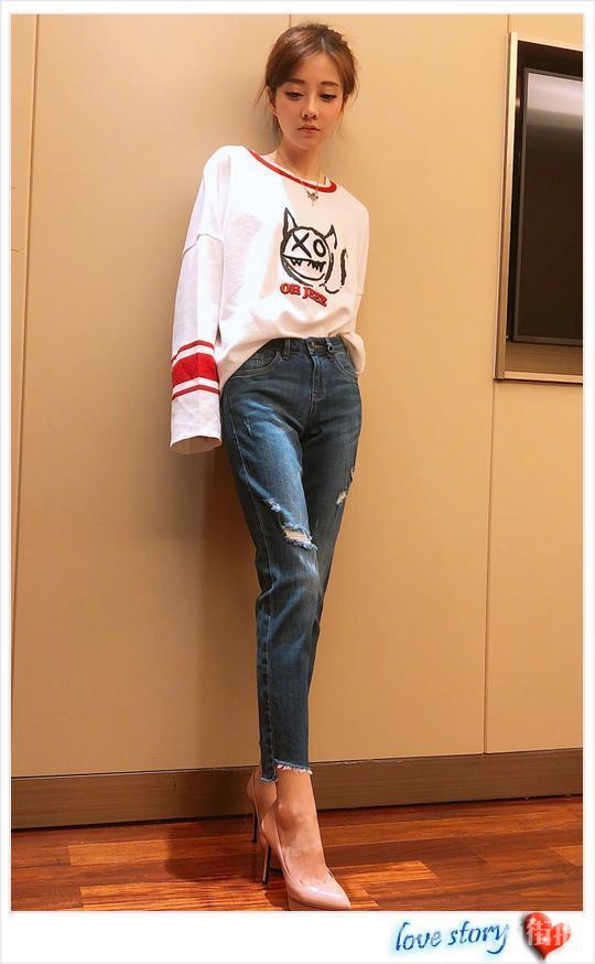 冯提莫穿超短裙不得了,胸以下全是腿,真会搭