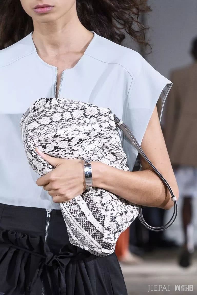 复古风盛行的当下，看欧美明星和街头潮人背这样的包包更出彩