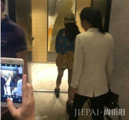 赵薇竟一天比一天瘦,路透照惊呆网友:好细的筷子腿