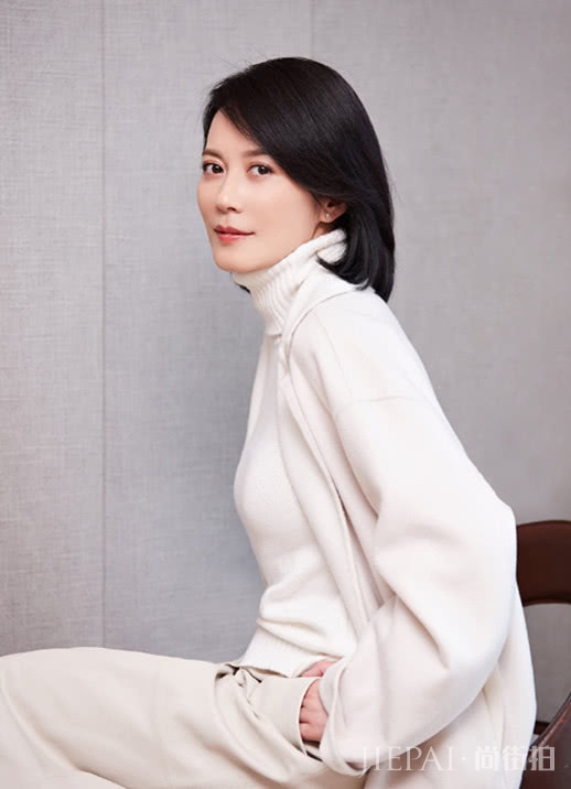 47岁俞飞鸿好似27岁,知性优雅+减龄