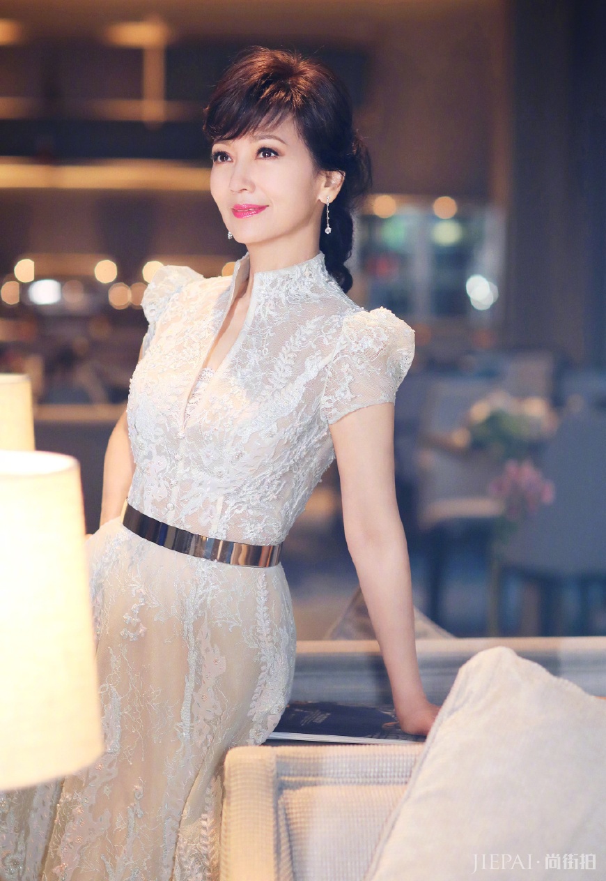赵雅芝穿白色V领连衣裙优雅大方