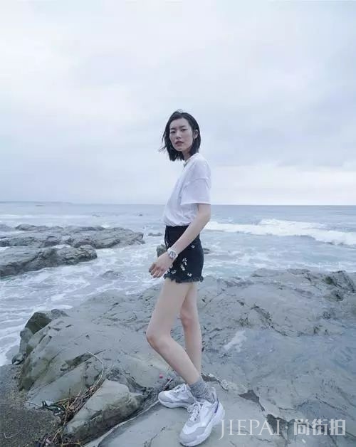 露脚踝过时了？穿运动鞋露袜子才是真时髦！