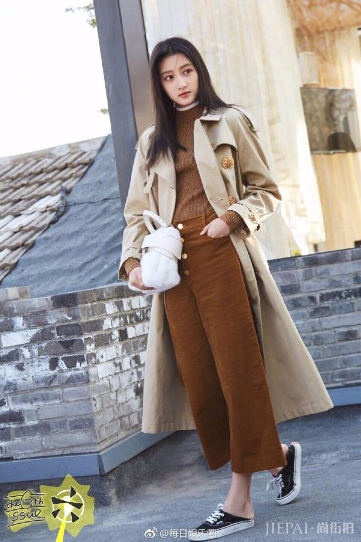 关晓彤从“大妈”界回来了，穿对粉色蕾丝裙，少女气息扑面而来！