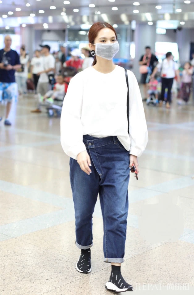 杨丞琳不好好穿裤子，歪到一边去了，鞋子也像缝了“银针”上去！