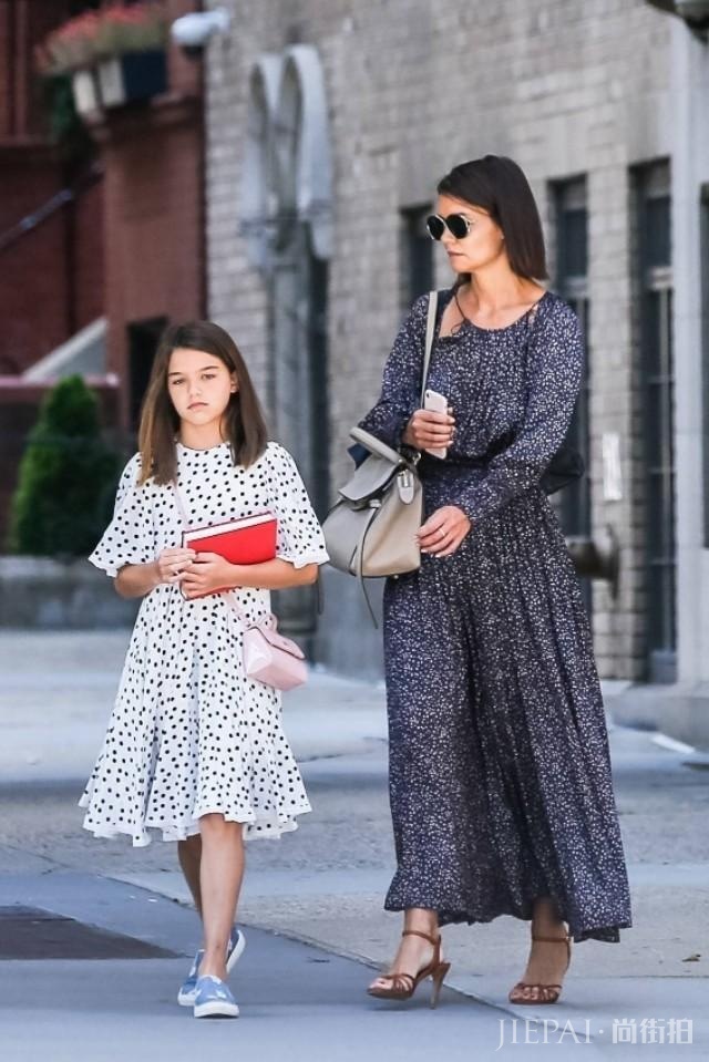 小苏瑞不穿粉色美回小时候，40岁阿汤嫂油头配风衣衣品一言难尽