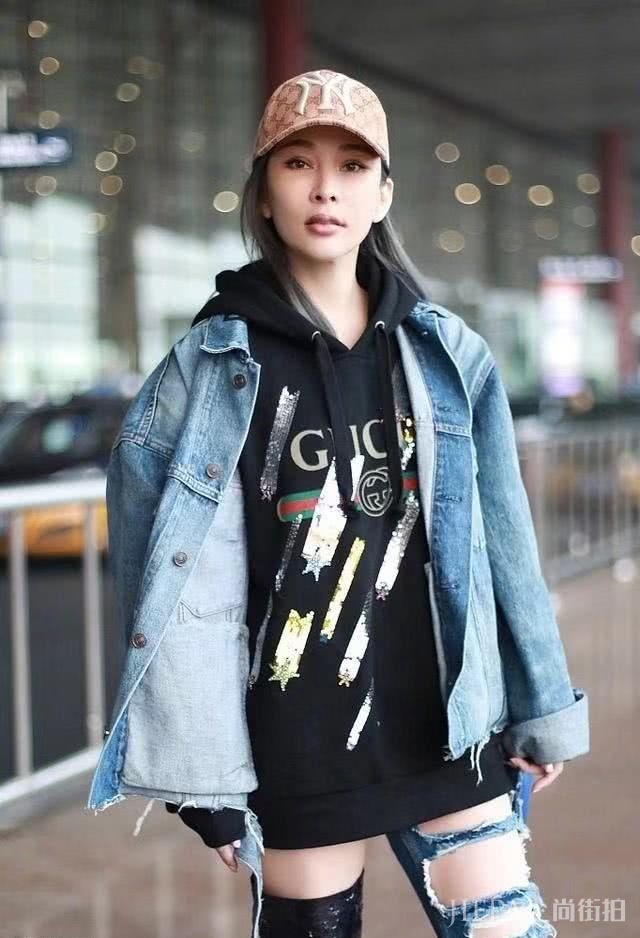 温岚穿“半条破洞裤” 个性十足