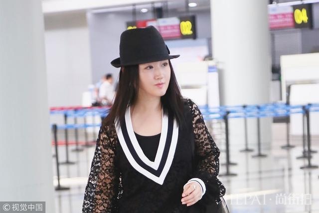 小个子穿衣典范！杨钰莹黑色套裙现身秀美腿 雪肤抢眼