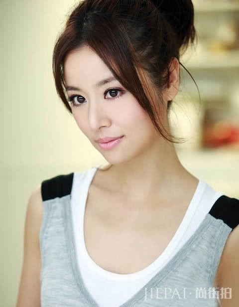 林心如气质爆棚 大红大绿的衣服轻松驾驭