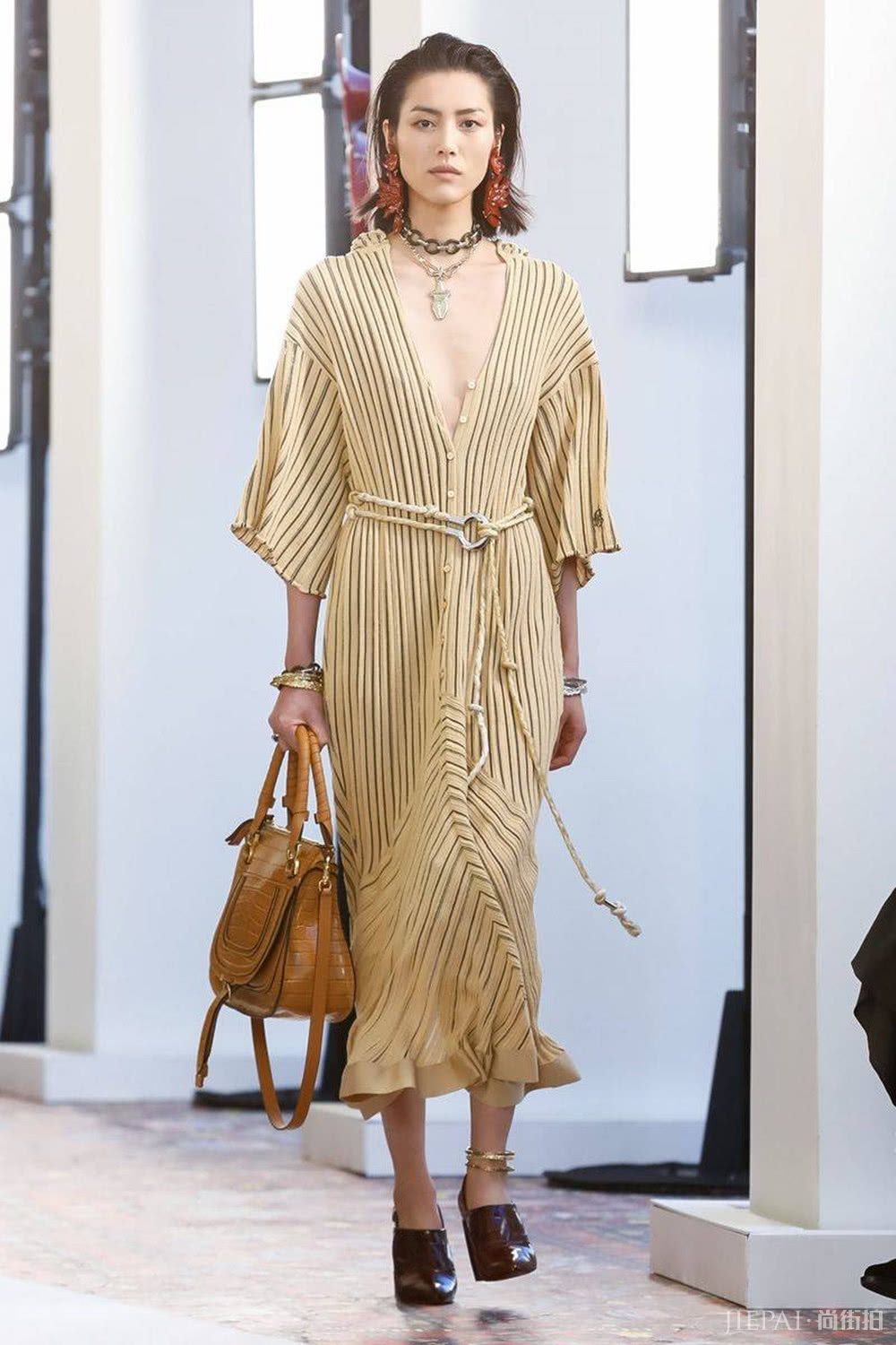 刘雯时装周共走5场秀，气场强大，场场惊艳，不愧是“国模之光”