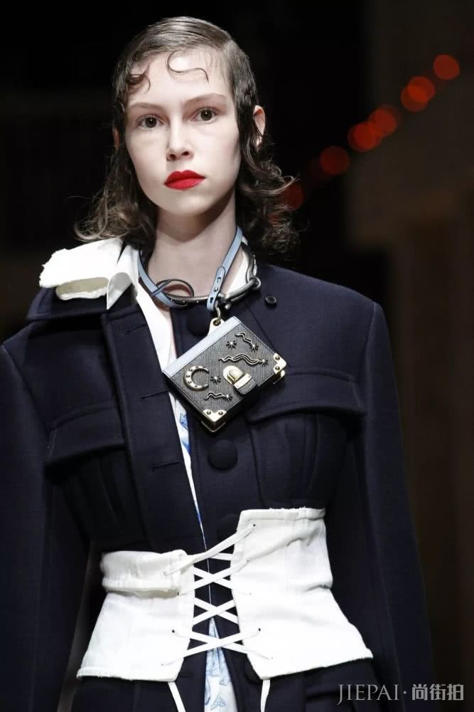 时尚圈的黑科技挂脖包你尝试过吗?