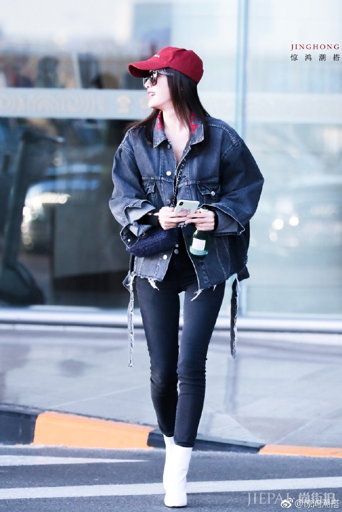 秦岚的裤子是有多窄，小细腿塞进去居然还能勒出肉，网友：太拼了