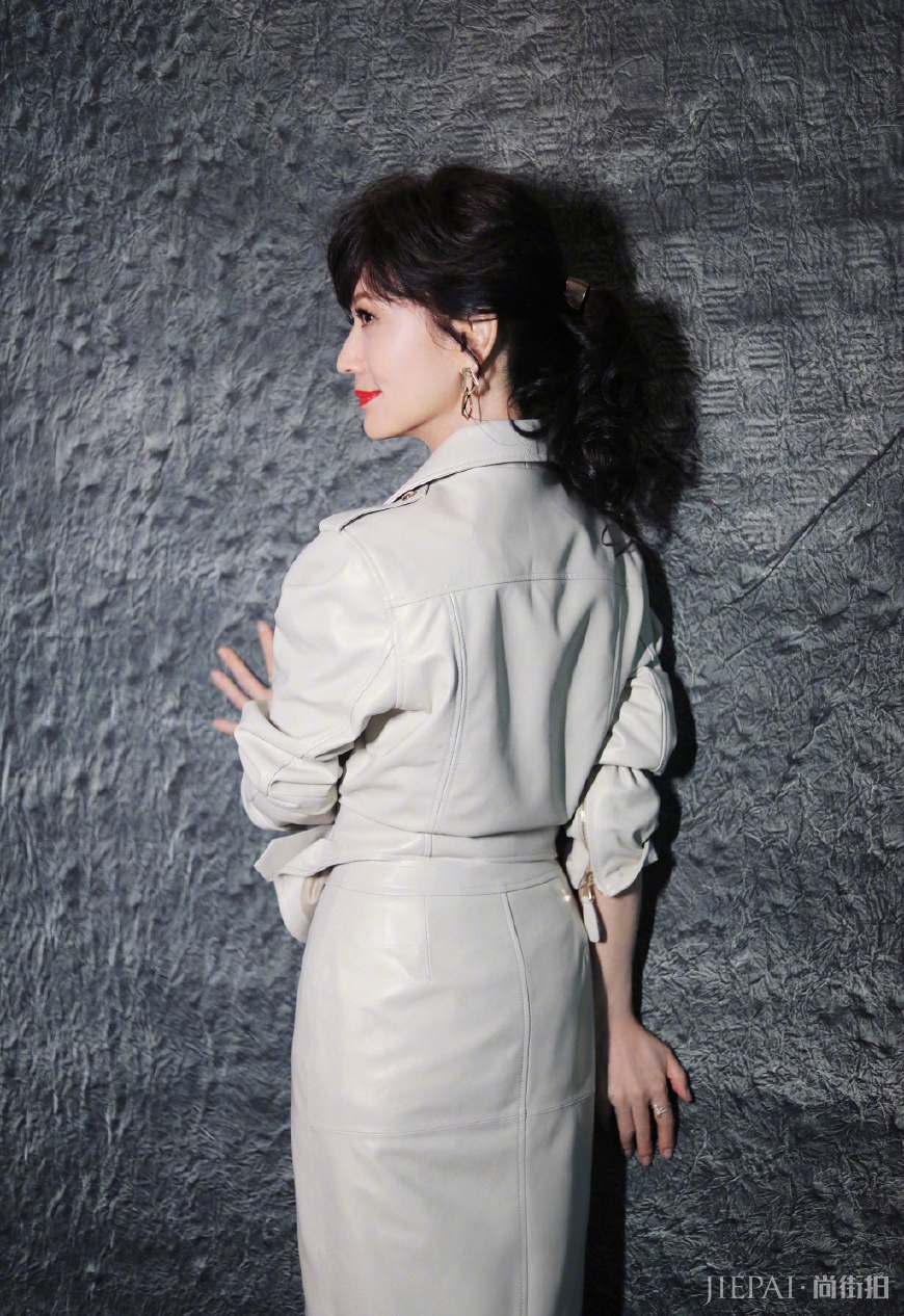 赵雅芝穿白色V领连衣裙优雅大方