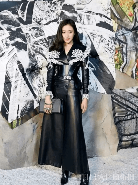张天爱穿搭越来越霸气，每一款造型都让人眼前一亮！