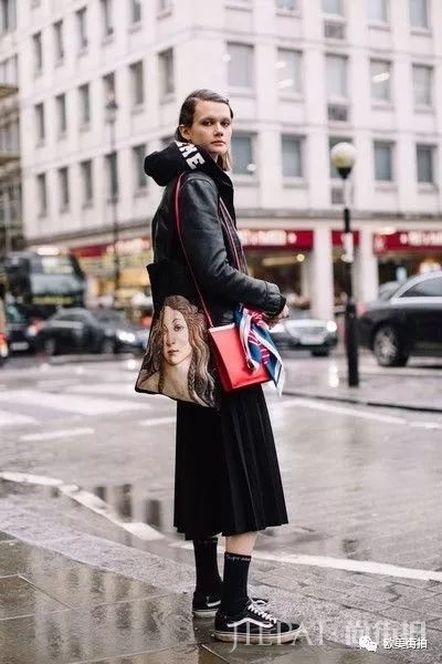 短外套配裙子也时髦!