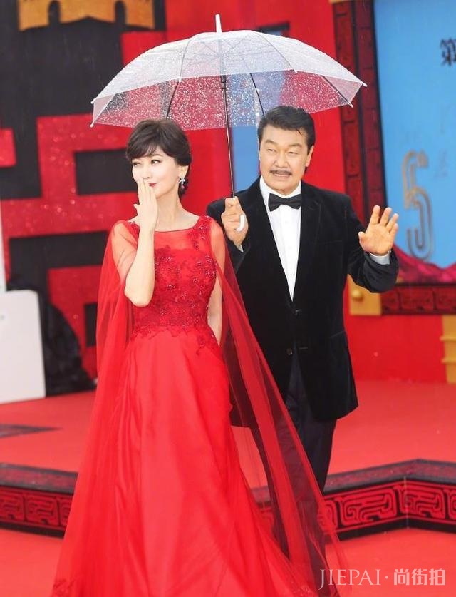 许晴和赵雅芝同穿红裙少女感尽显!