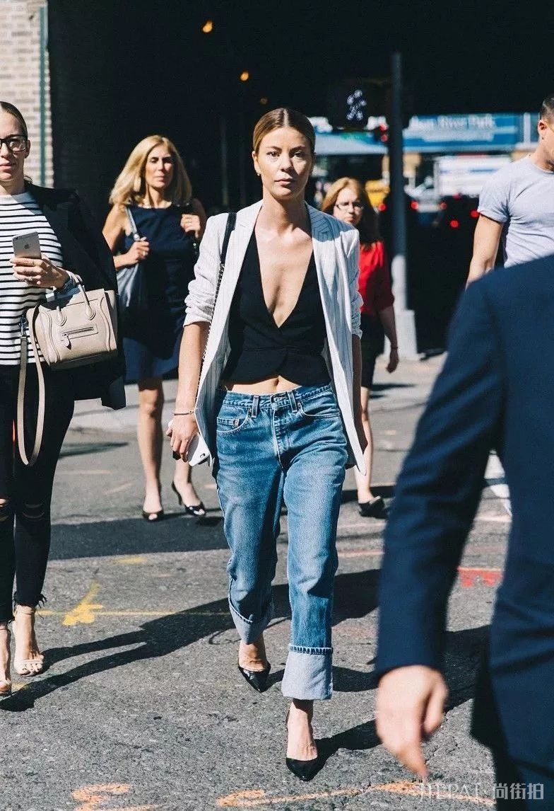 还在穿紧身裤?今秋这条“不正经”的裤子才最火!