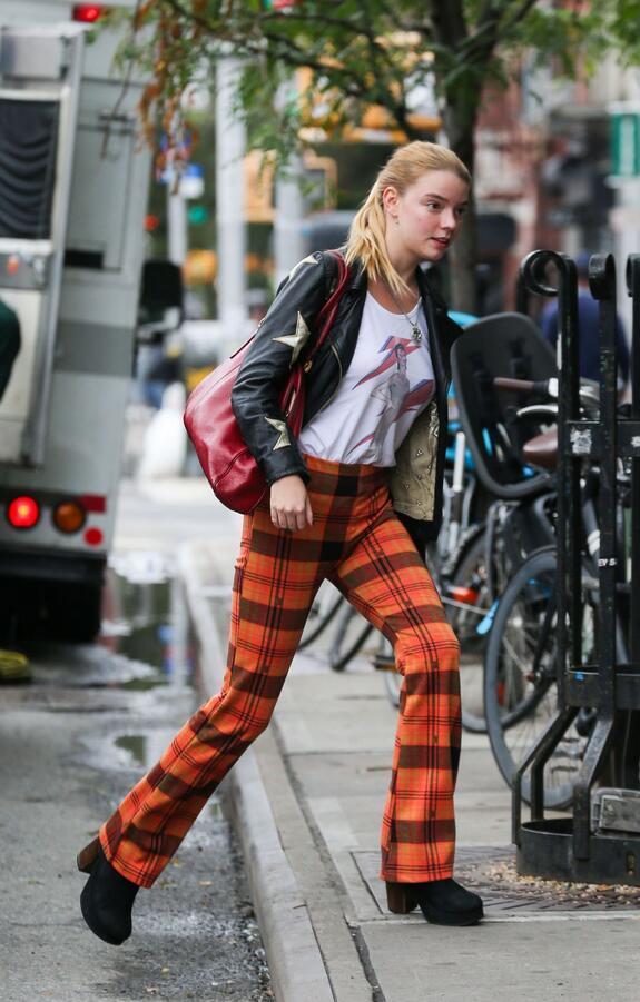 安雅·泰勒乔伊纽约街头甜美街拍，金发飘逸